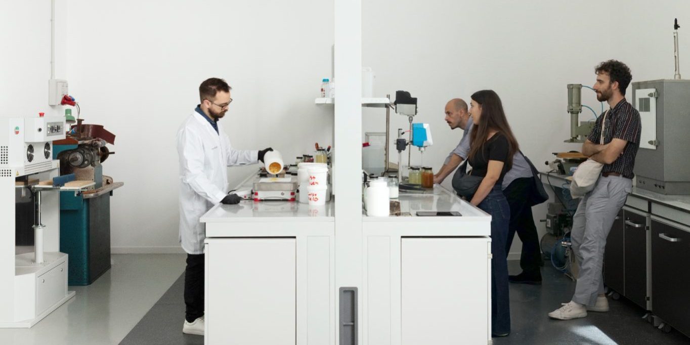 I tre artisti nei laboratori Roser Da sinistra Giacomo Colombo Ado Brandimarte Guendalina Urbani Lorenzo Gnata