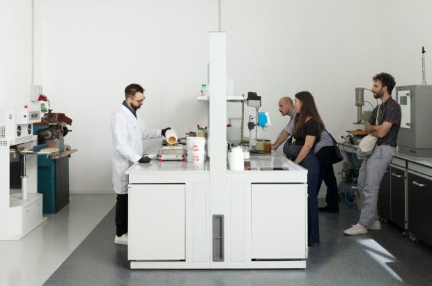 I tre artisti nei laboratori Roser Da sinistra Giacomo Colombo Ado Brandimarte Guendalina Urbani Lorenzo Gnata