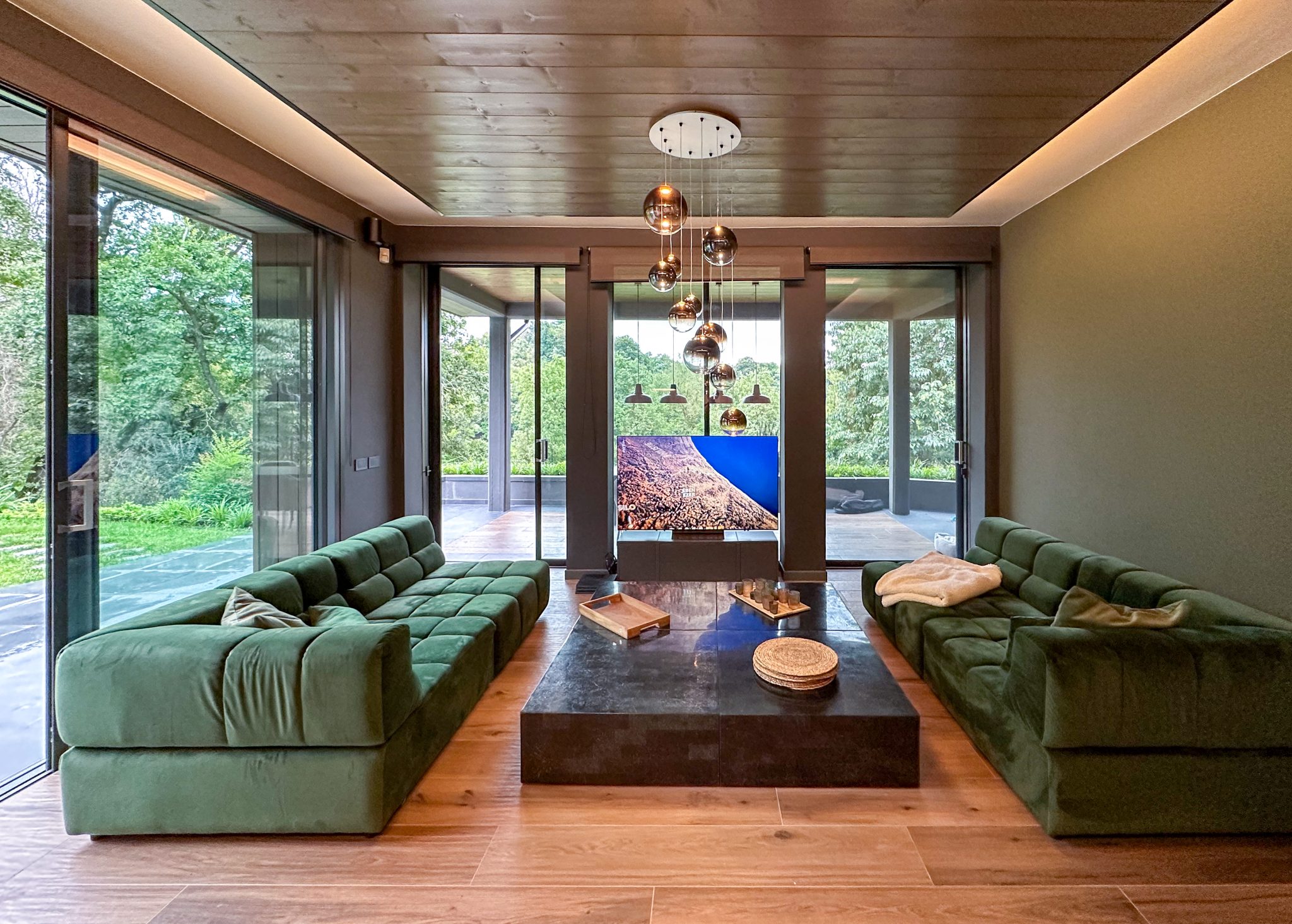 Infissi scorrevoli a tutta altezza realizzati da Chiari Bruno