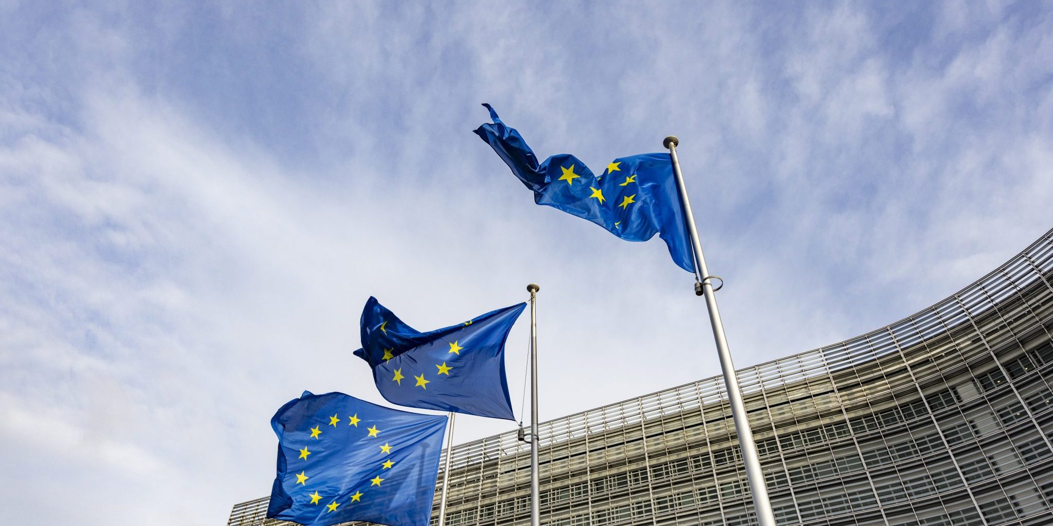 Flags of the European Union in front of the European Commission building in Brussels, Belgium La Commissione europea lancia la proposta EU Inc., nuovo modello societario per semplificare la creazione d’impresa nel mercato unico