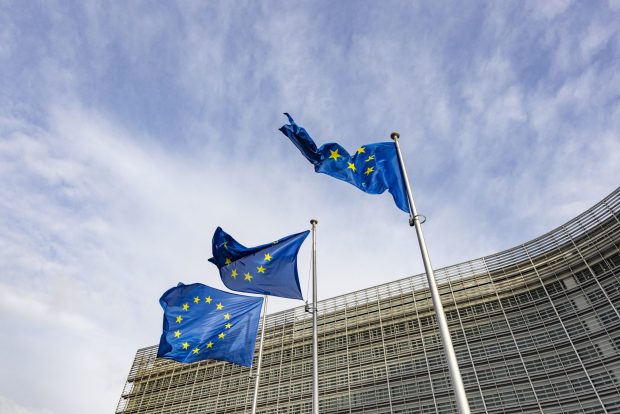 Flags of the European Union in front of the European Commission building in Brussels, Belgium La Commissione europea lancia la proposta EU Inc., nuovo modello societario per semplificare la creazione d’impresa nel mercato unico