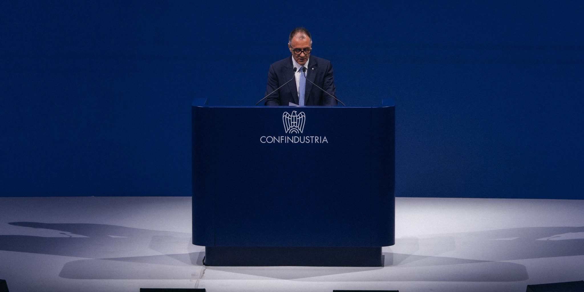 Emanuele Orsini durante l'intervento all'Assemblea Confindustria 2026 alla Nuvola di Roma.