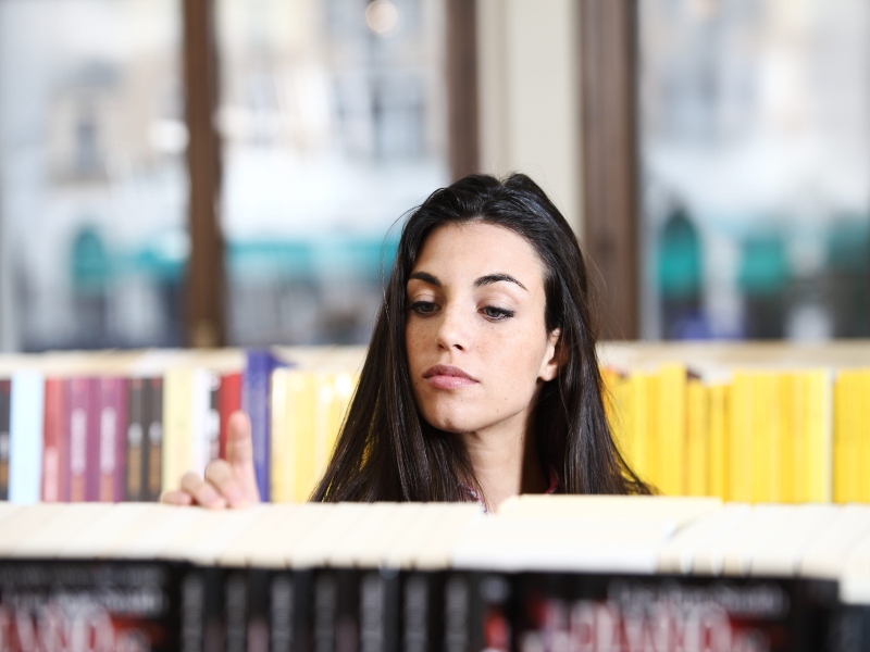 lettrice in libreria