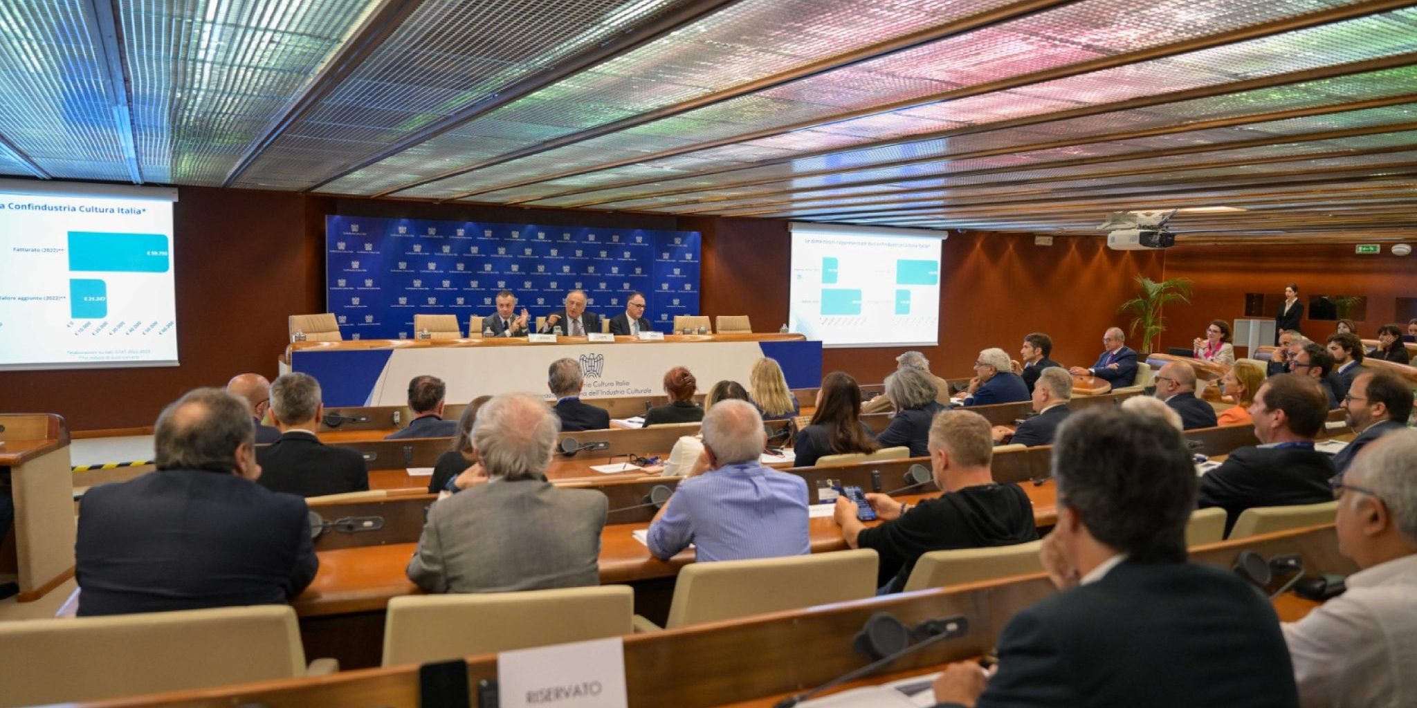 IMG_4400.JPG Gli Stati Industriali della Cultura nella Sala Pininfarina di Confindustria. Al tavolo dei relatori il presidente di Confindustria, Emanuele Orsini, e il presidente di Confindustria Cultura Italia, Luigi Abete, durante il confronto dedicato al ruolo strategico delle industrie culturali per la crescita del Paese.