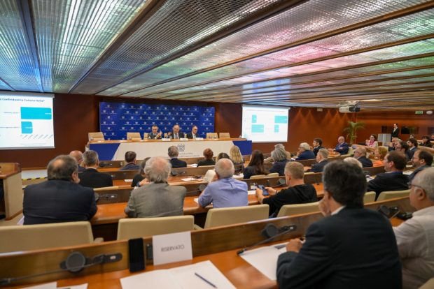 Gli Stati Industriali della Cultura nella Sala Pininfarina di Confindustria. Al tavolo dei relatori il presidente di Confindustria, Emanuele Orsini, e il presidente di Confindustria Cultura Italia, Luigi Abete, durante il confronto dedicato al ruolo strategico delle industrie culturali per la crescita del Paese.