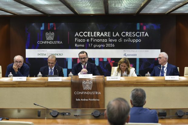 _MIS3573 Fausto Bianchi, Presidente di Piccola Industria Confindustria, durante il panel "Traiettorie di crescita. Le leve del fisco e della finanza". Con lui, da sinistra, Stefano Firpo, Direttore Generale Assonime, Domenico Lombardi, Amministratore Delegato Fondo Italiano d'Investimento, la giornalista di Sky TG24 Giovanna Pancheri, moderatrice dell'evento, e Fabrizio Testa, Amministratore Delegato di Borsa Italiana.