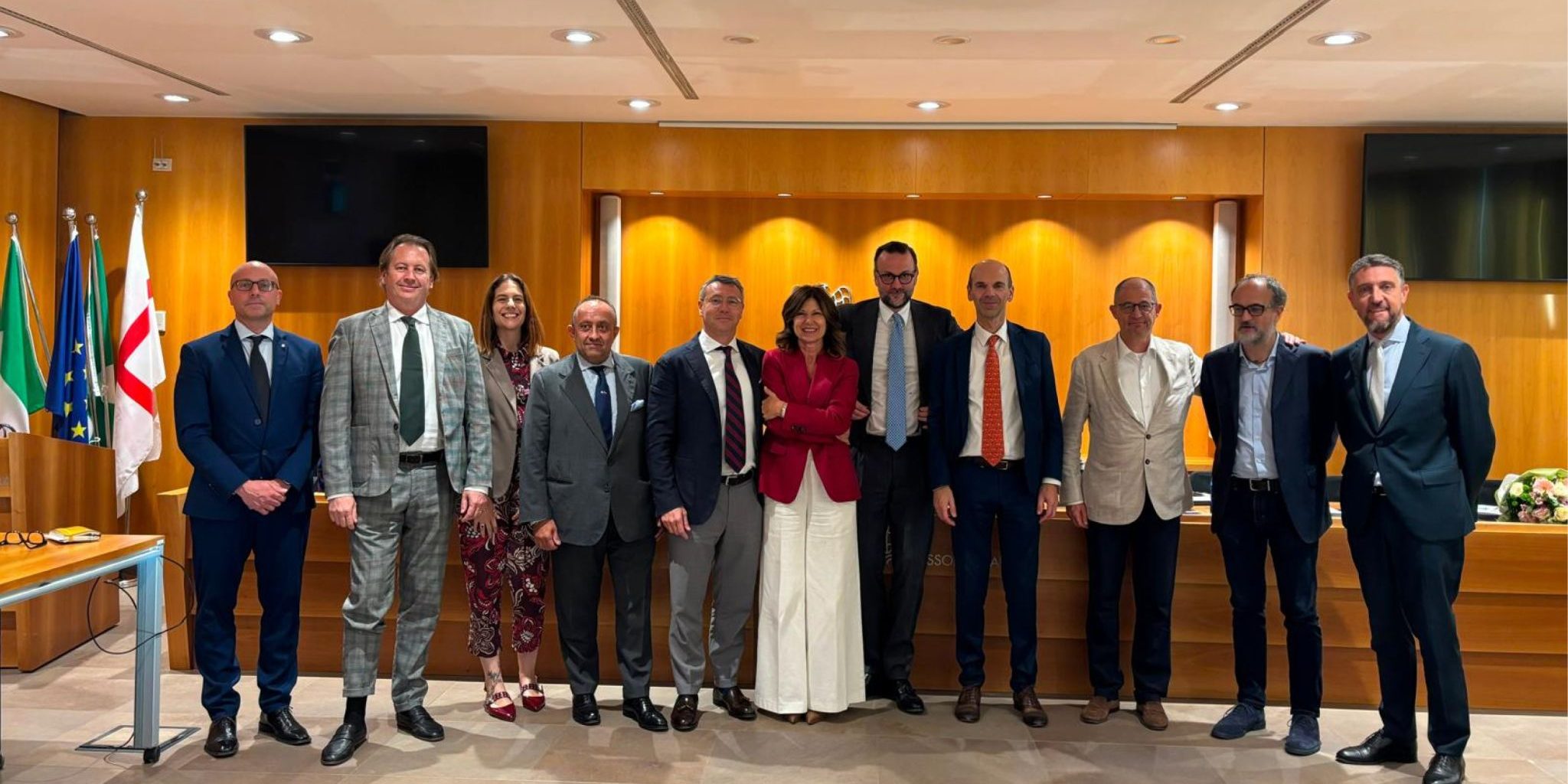 Sartirani PI Lombardia Claudia Sartirani, al centro, neoeletta presidente della Piccola Industria di Confindustria Lombardia, insieme a Fausto Bianchi, presidente di Piccola Industria Confindustria, e ai componenti del nuovo Comitato regionale.