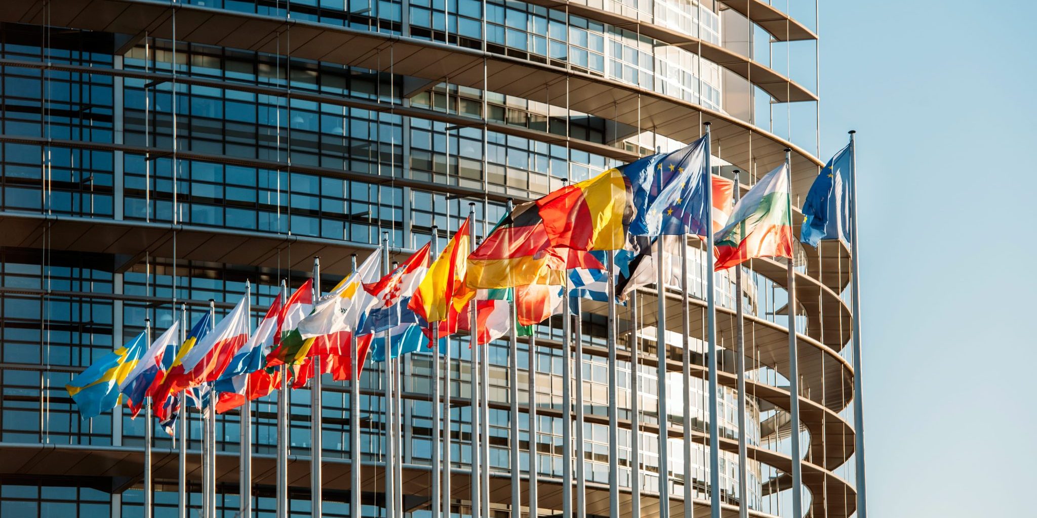 La proposta di revisione dell'ETS apre una nuova fase del negoziato europeo tra Commissione, Parlamento e Consiglio sul futuro del mercato delle emissioni.