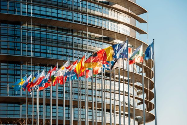 27273726_l La proposta di revisione dell'ETS apre una nuova fase del negoziato europeo tra Commissione, Parlamento e Consiglio sul futuro del mercato delle emissioni.