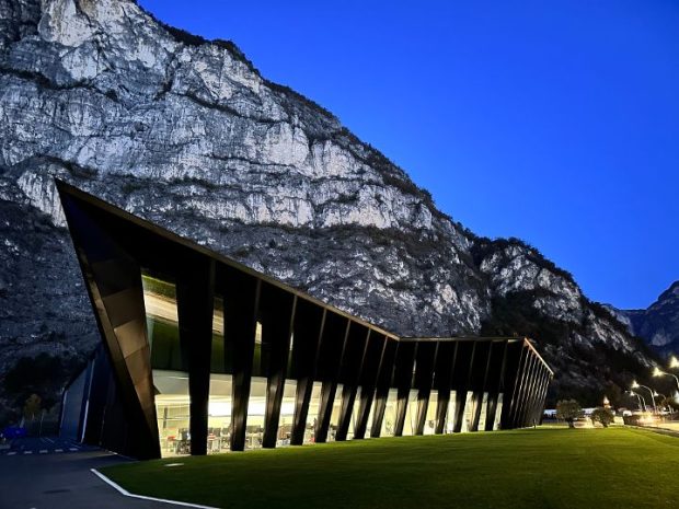 ATIS HEADQUATER La sede di Atis a Mezzolombardo, in provincia di Trento, progettata con particolare attenzione alla sostenibilità e alla qualità degli spazi di lavoro.