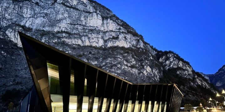 ATIS HEADQUATER La sede di Atis a Mezzolombardo, in provincia di Trento, progettata con particolare attenzione alla sostenibilità e alla qualità degli spazi di lavoro.