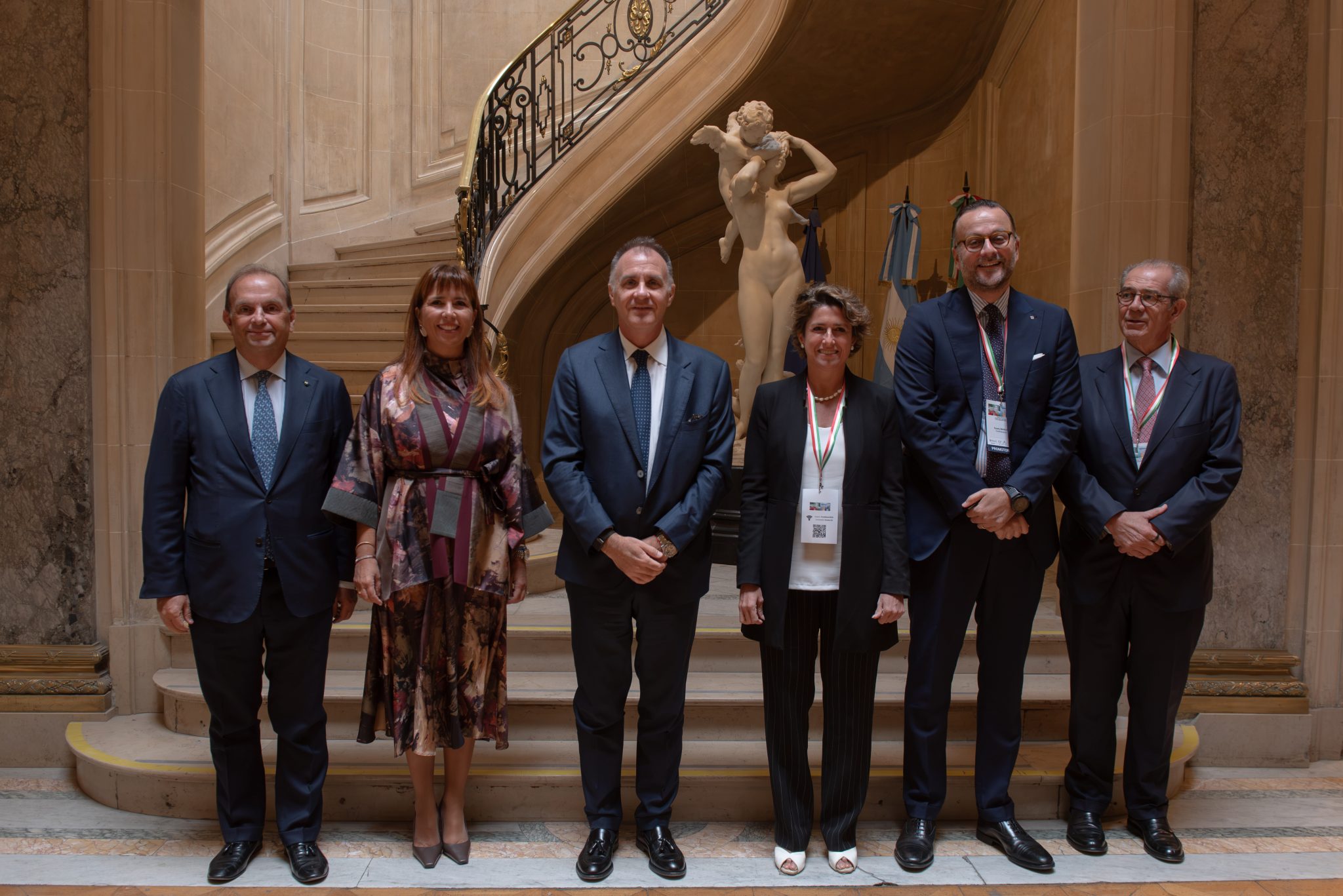 Da sinistra: Aurelio Regina, Vice Presidente di Confindustria per l’Energia; Barbara Cimmino, Vice Presidente per l’Export e l’Attrazione degli Investimenti; Emanuele Orsini, Presidente di Confindustria; Annalisa Sassi, Presidente del Consiglio delle Rappresentanze Regionali; Fausto Bianchi, Vice Presidente e Presidente della Piccola Industria; Maurizio Tarquini, Direttore Generale di Confindustria, durante la missione di Sistema in Argentina e Brasile