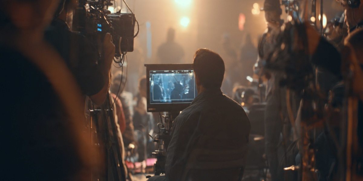 Behind the scenes of a live show. The film crew is working in a studio. regista cinema