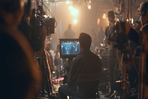 Behind the scenes of a live show. The film crew is working in a studio. regista cinema