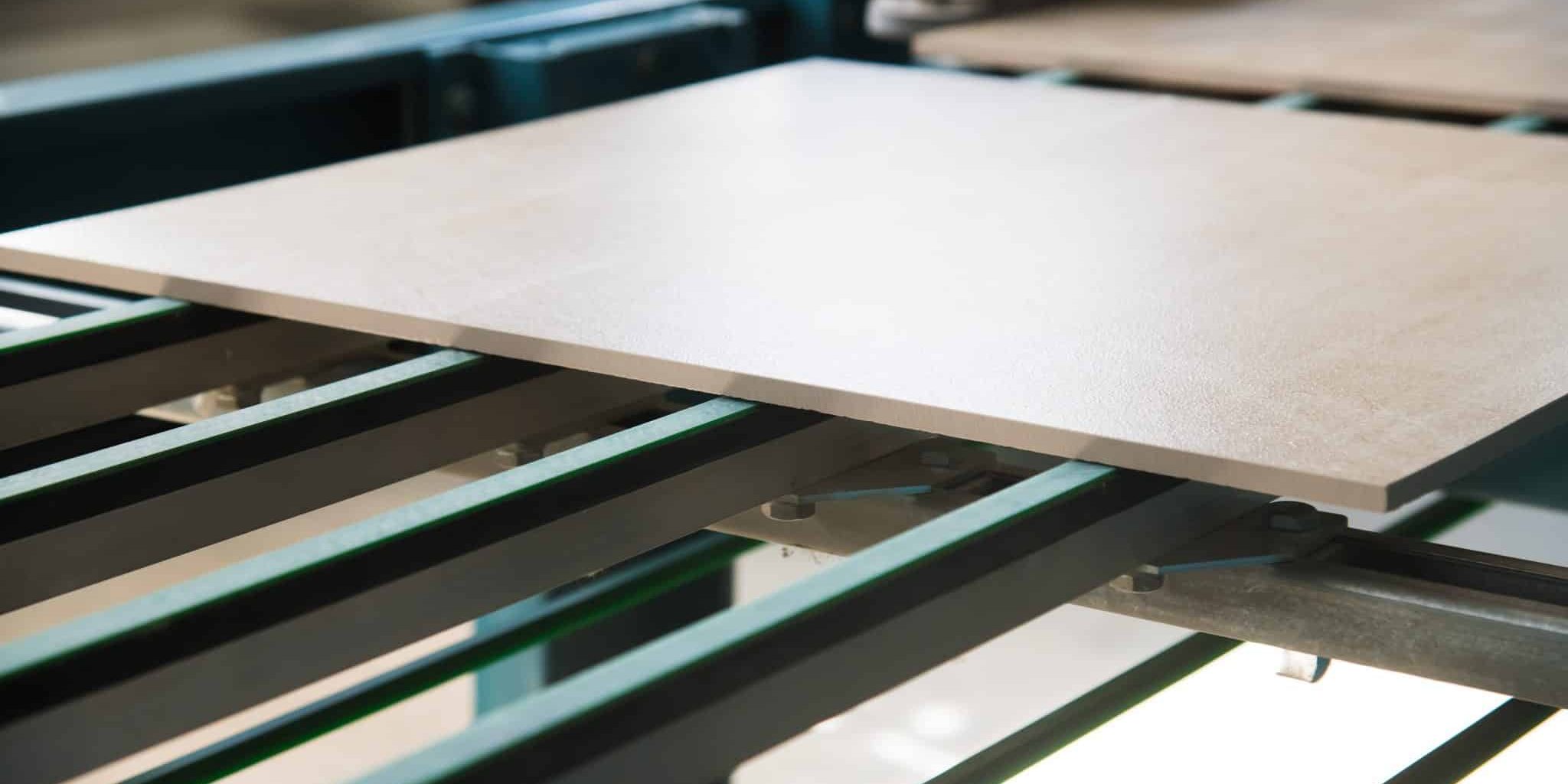 151742392_l Una linea di produzione di piastrelle di ceramica.