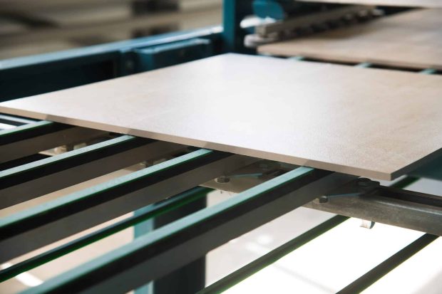 151742392_l Una linea di produzione di piastrelle di ceramica.