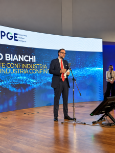Il presidente di Piccola Industria, Fausto Bianchi, sul palco di Rock