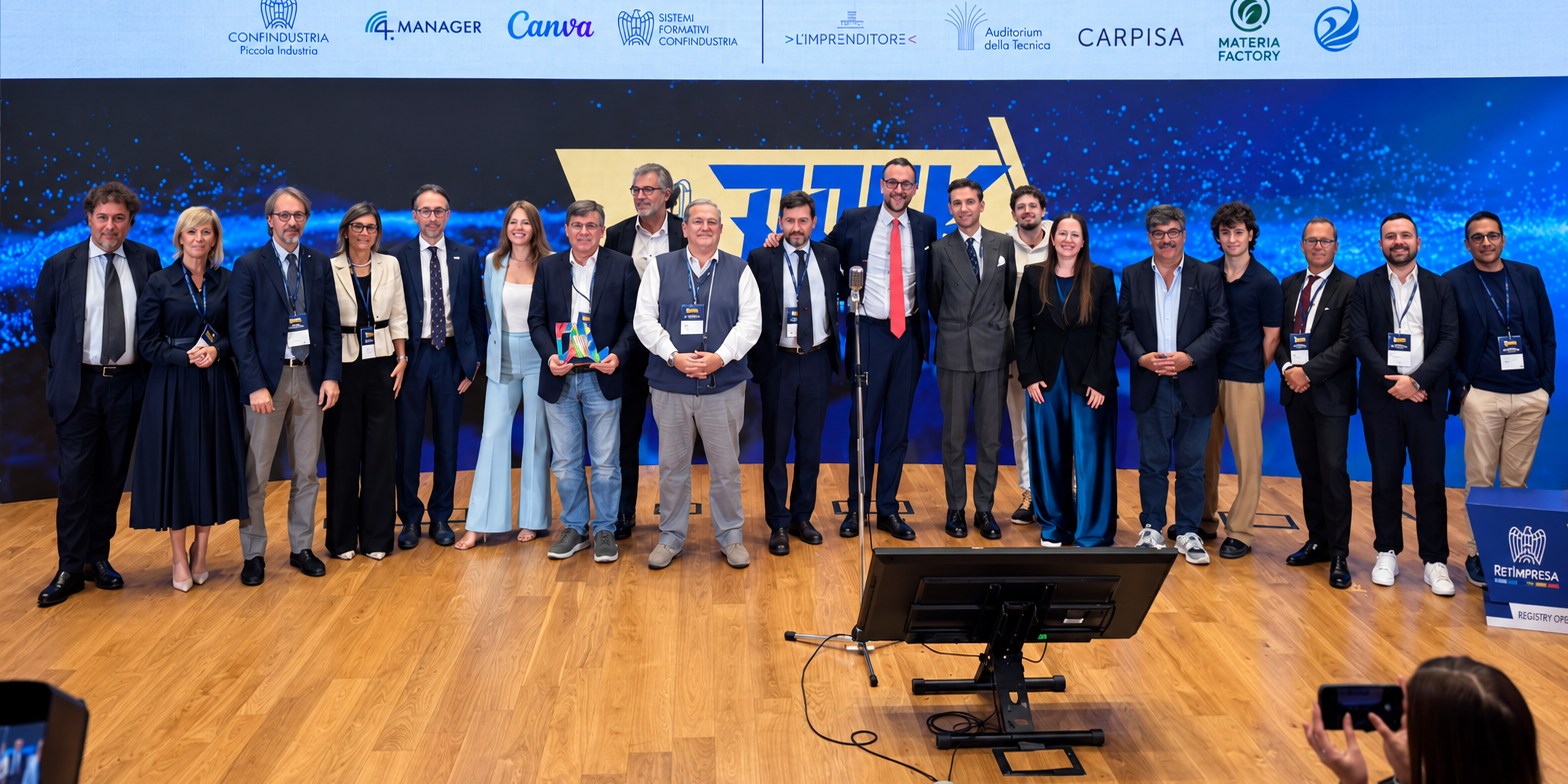 Foto di gruppo sul palco durante la giornata Open Collaboration 2026 di RetImpresa.