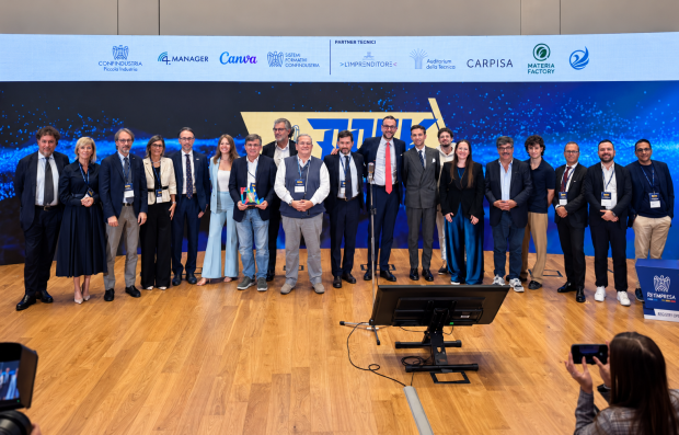 Foto di gruppo sul palco durante la giornata Open Collaboration 2026 di RetImpresa. Foto di gruppo sul palco durante la giornata Open Collaboration 2026 di RetImpresa.