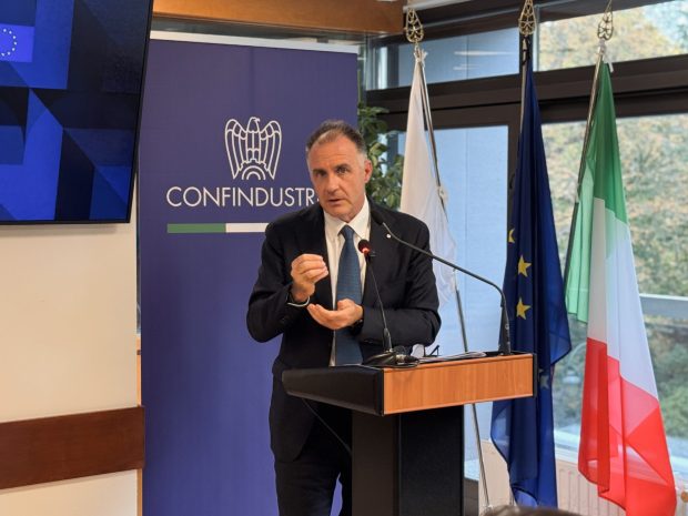 Il presidente di Confindustria, Emanuele Orsini, in conferenza stampa a Bruxelles