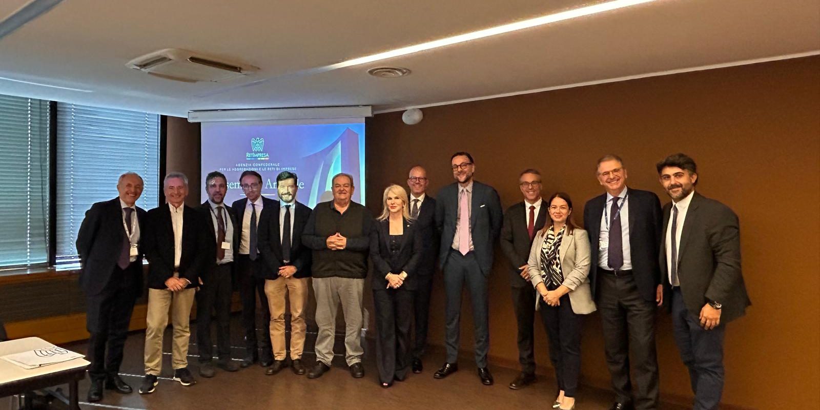 Gianluca Spallotta, quinto da sinistra, in occasione dell’Assemblea di RetImpresa che lo ha eletto presidente per il quadriennio 2026-2030. Gianluca Spallotta, quinto da sinistra, in occasione dell’Assemblea di RetImpresa che lo ha eletto presidente per il quadriennio 2026-2030.